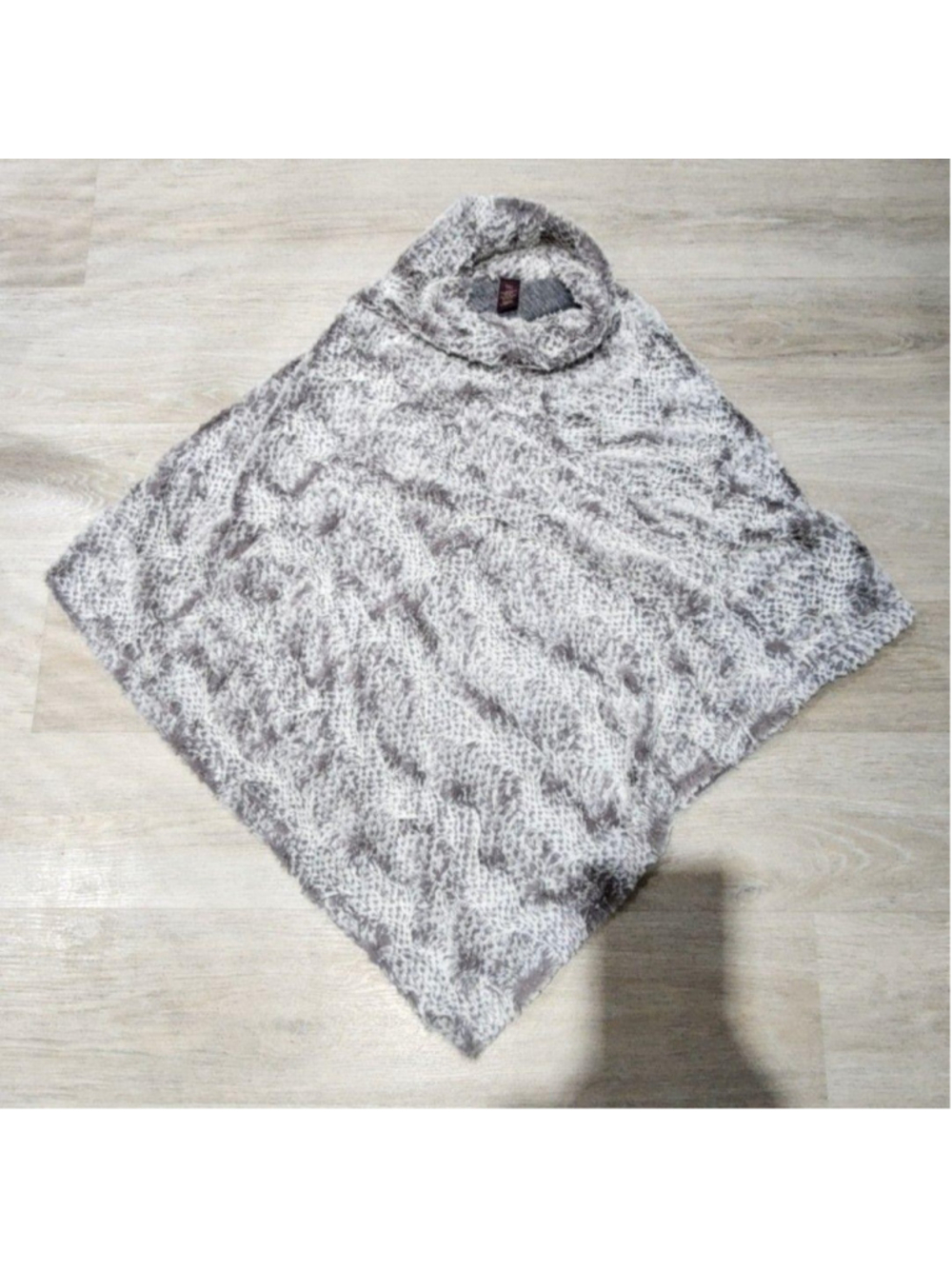 Johnston & Murphy Poncho Womens One Size Gray Faux Fur Animal Print Cowl Neck